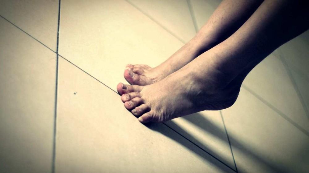 Toes on the floor